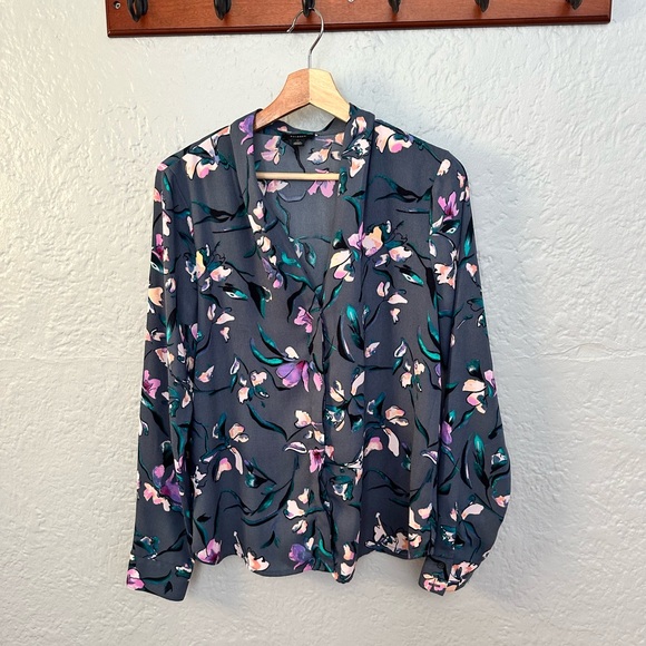 V-neck Top In Grey G Floral Stroll - Picture 2 of 10